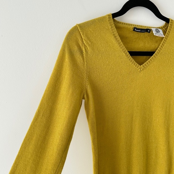 Bossini 100% Wool Chartreuse V-Neck Sweater - Picture 11 of 16